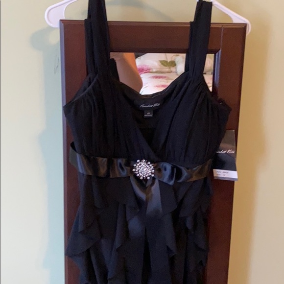 New Scarlet Night formal Dreas - Picture 2 of 2